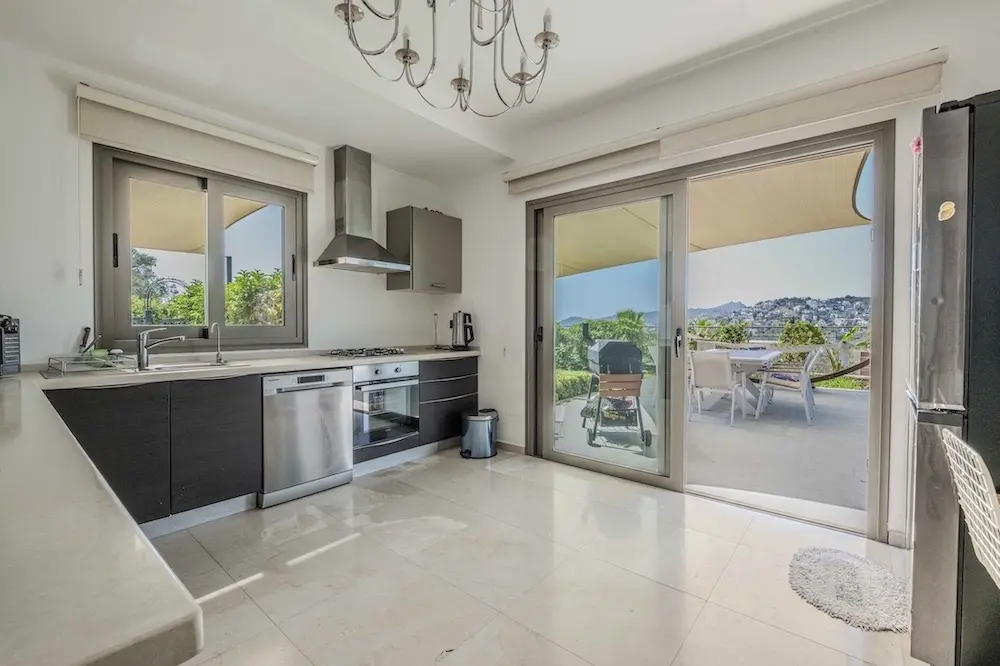 Fitted kitchen